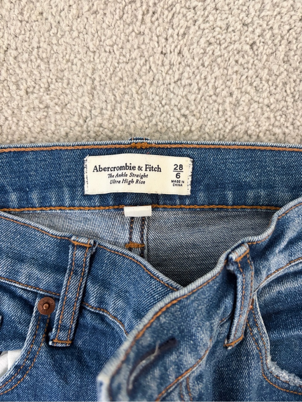 LIKE NEW Abercrombie & Fitch Women’s Ankle Straight Ultra High Rise Jeans - Blue